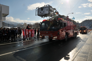 消防車両のパレードは子どもに大人気