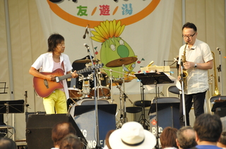 山口岩男さん(左)と川崎敦史さん(右)の共演