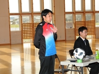 元プロサッカー選手の秋葉さんによる講演