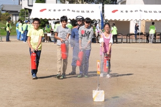 小学生の消火器による消火訓練