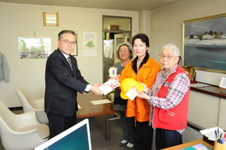 相澤一彦教育長に目録と交通安全用品が手渡されました