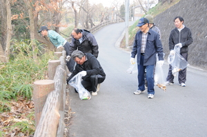 舞鶴山の道路沿いのゴミを拾う会員