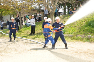 地元消防団による放水訓練
