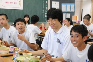 生徒たちと談笑する伊澤選手