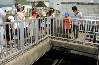 水がきれいになる様子を見学