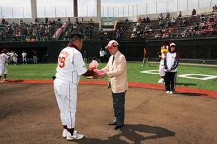山本市長が両監督に花束と記念品を贈呈