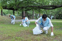 山頂広場でごみ拾いをするみなさん