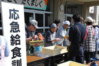 炊き出しのおにぎり作りは大忙し