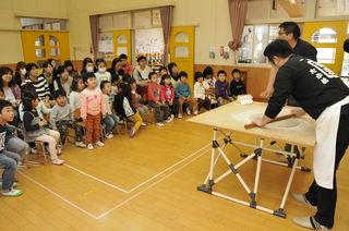 生地伸ばしを披露！