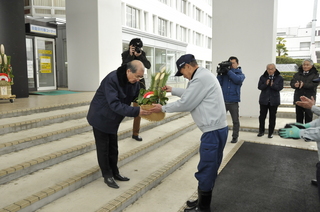 山本市長にミニ門松が贈呈されました