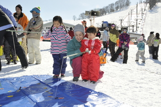 多くの子どもたちが参加した雪上つり大会♪
