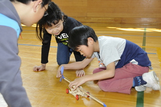 なんで走るのかな？と子どもたちが興味深々