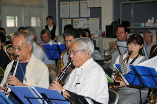 会長の海鋒さん（中央）も演奏します