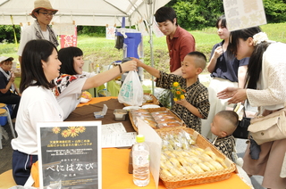 山形学院高校の生徒が手作りした紅花菓子をどうぞ