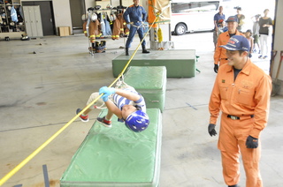 ロープを渡る救助訓練