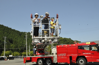 親子ではしご車搭乗体験