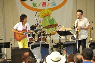 山口岩男さん(左)と川崎敦史さん(右)の共演