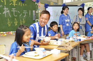 中村選手と談笑する児童ら