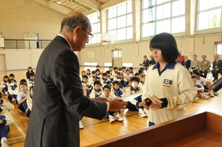 山本市長が稲葉里桜さんに賞品を贈呈