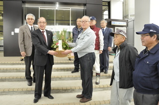 山本市長に手渡しで贈呈