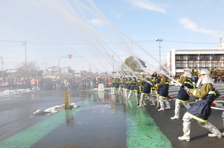 防火を呼び掛ける祝賀放水