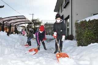 丁寧に協力して雪かき