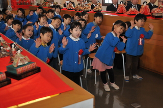 雛祭りの歌を披露