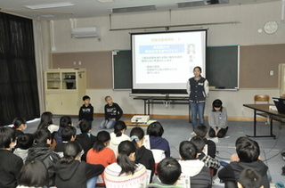 代表児童による立会演説会の様子