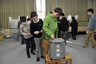 投票用紙に記名して、実際に投票箱へ投票