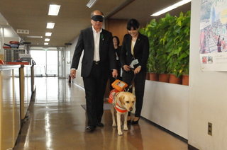 アイマスクを付けてのPR犬との盲導犬体験