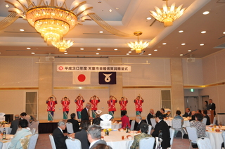 華やかな歌や踊りの披露