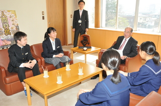 開放的な現地の学校の話題では笑いも