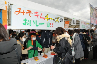 初参加の長岡小のブースにも長蛇の列