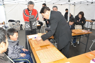 将棋のまちにふさわしくプロ棋士の指導対局も開かれました