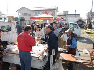 軽トラ店舗に並ぶお客さん