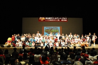 会場の子どもたちと記念撮影