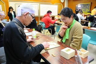 次の一手を考え込む参加者