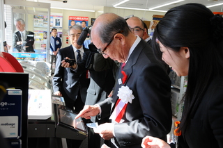 山本市長がマルチコピー機で証明書を発行しました