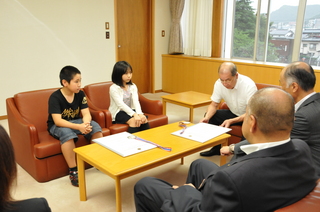 大会の様子を市長に報告