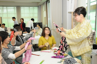 ハンカチやスカーフで簡単バッグ作り