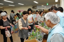 鉢花のプレゼントには行列が