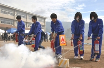 小・中学生による初期消火訓練
