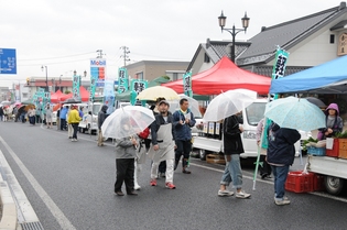 軽トラ市には、34台の軽トラックが集合