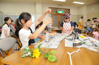 風鈴にシールなどで飾り付け