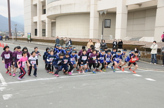 元気よくスタートした小学生の部