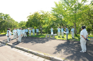 炎天下の作業に多くの会員が参加