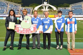 山本市長から選手に記念品贈呈