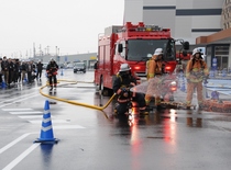 消防署員の消火訓練