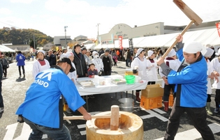 餅つき大会には長蛇の列ができました