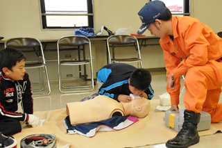 救命訓練で人工呼吸に挑戦